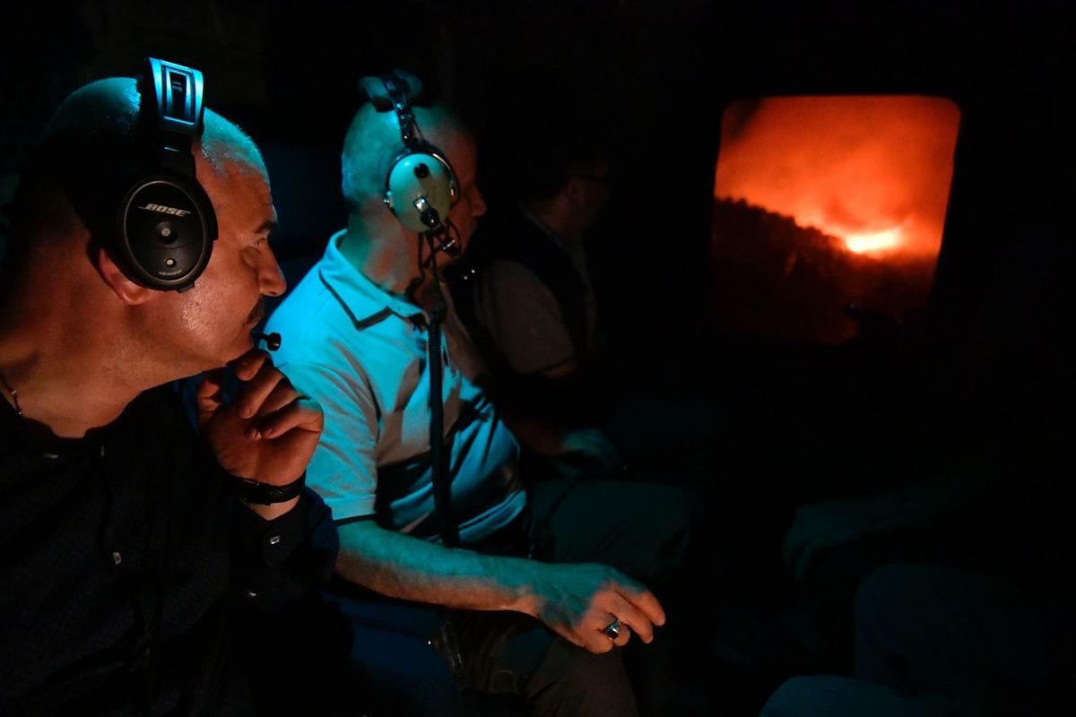 Bakanlar Soylu ve Kirişci Marmaris'te yangın sahasını gece havadan inceledi