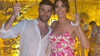 Alpaslan Öztürk eşi Ebru Şancı'nın dekoltesini kapatmaya çalıştı! Ebru Şancı bakın nasıl paylaştı