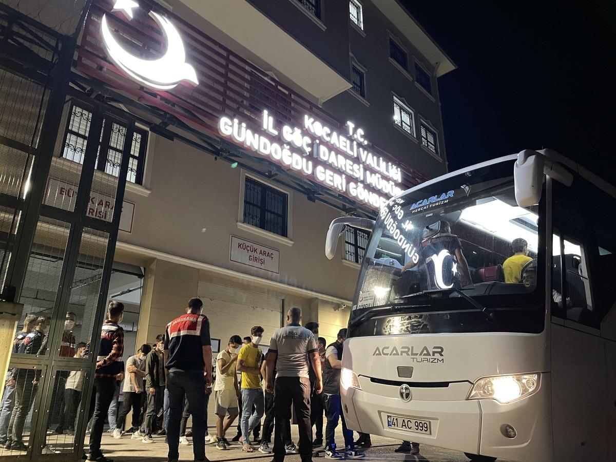 Kocaeli'de yakalanan 136 Afgan d&uuml;zensiz g&ouml;&ccedil;men &uuml;lkelerine g&ouml;nderildi