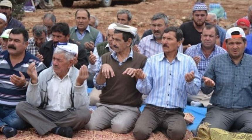 Yağmur duası sırasında sevindiren yağış