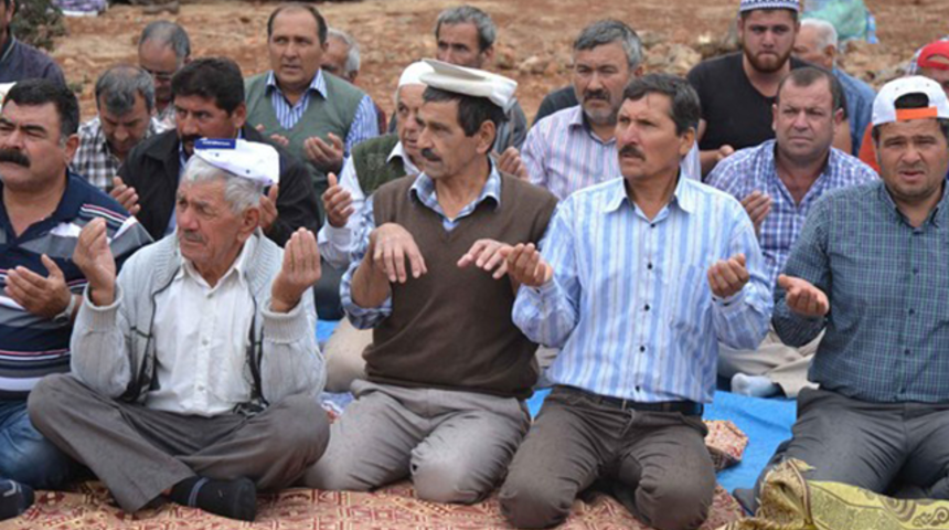 Muğla'da Yağmur Duasına &Ccedil;ıkan K&ouml;yl&uuml;ler Dua Bitmeden Sırılsıklam Oldular!