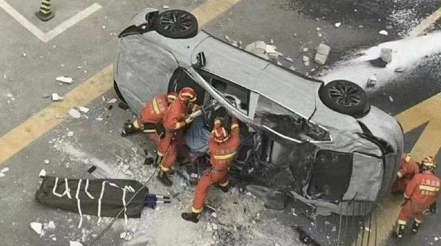 &Ccedil;in'de elektrikli ara&ccedil; 3. kattan d&uuml;şt&uuml;: 2 &ouml;l&uuml;