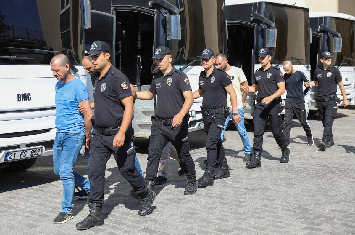"K&ouml;k&uuml;n&uuml; Kurutma Operasyonu"nda g&ouml;zaltına alınan zanlılardan 46'sı adliyeye sevk edildi