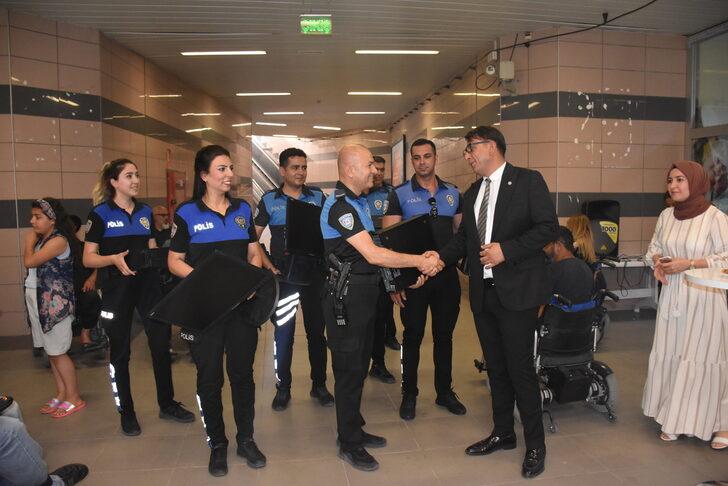 Adana polisinden engelliler için kurulan sınıfa bilgisayar desteği G2