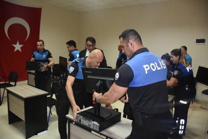 Adana polisinden engelliler için kurulan sınıfa bilgisayar desteği G3