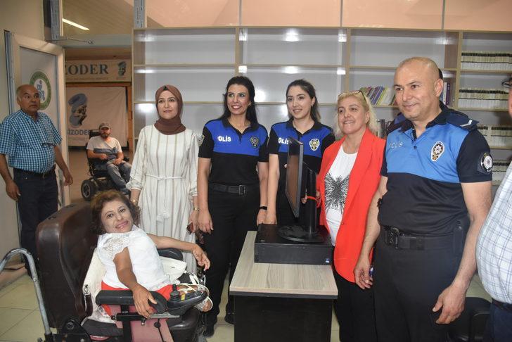 Adana polisinden engelliler için kurulan sınıfa bilgisayar desteği G4