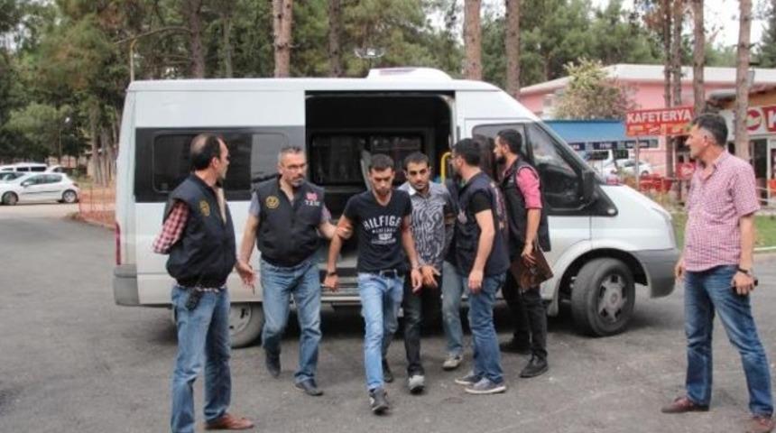 Yol kesen PKK'lılar tutuklandı