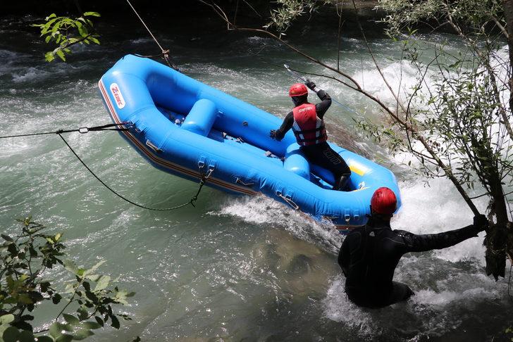 Müküs Çayı'nda kaybolan hemşirenin ailesi arama çalışmalarını umutla takip ediyor G2