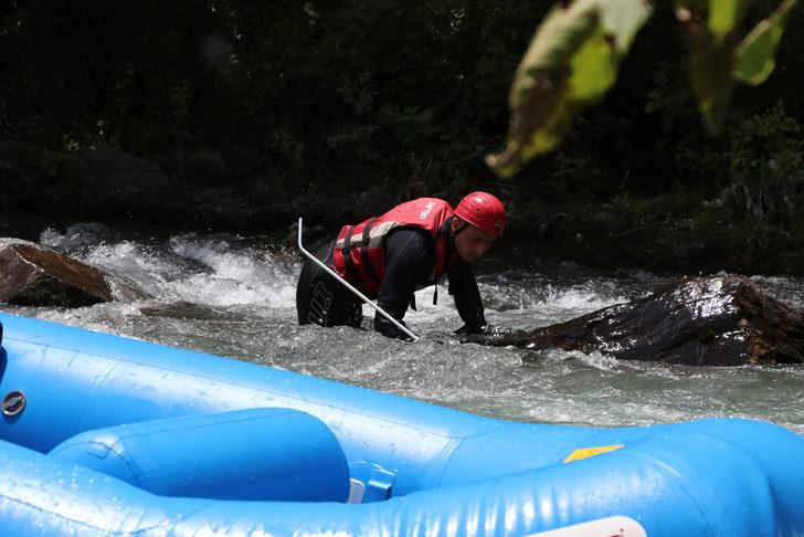 Müküs Çayı'nda kaybolan hemşirenin ailesi arama çalışmalarını umutla takip ediyor G3