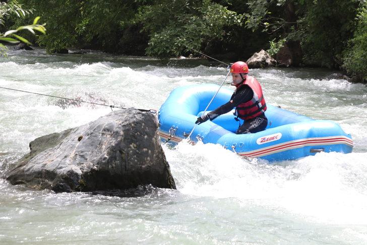 Müküs Çayı'nda kaybolan hemşirenin ailesi arama çalışmalarını umutla takip ediyor G4