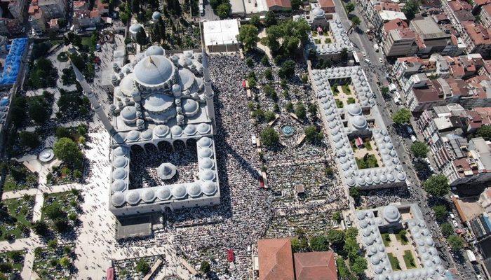 İsmailağa Cemaati lideri Mahmut Ustaosmanoğlu'nun cenazesine binlerce kişi akın etti