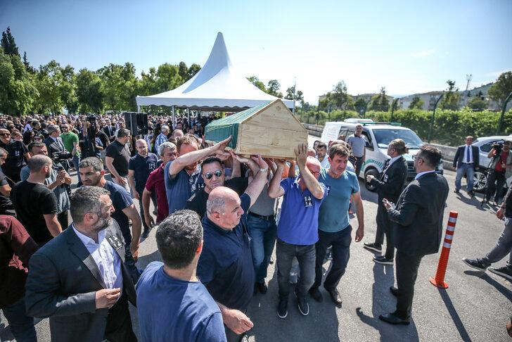 İtalya'daki helikopter kazasında yaşamını yitiren Serhat Kenar'ın cenazesi Adana'da defnedildi G2