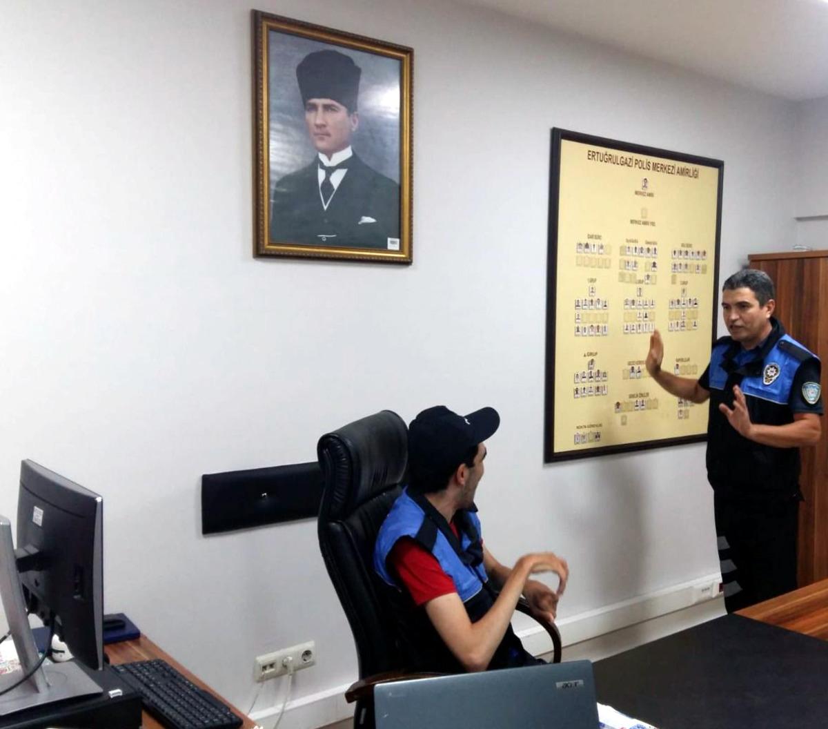 Eskişehirli engelli gen&ccedil;, &uuml;niforma giyip bir g&uuml;nl&uuml;ğ&uuml;ne polis oldu