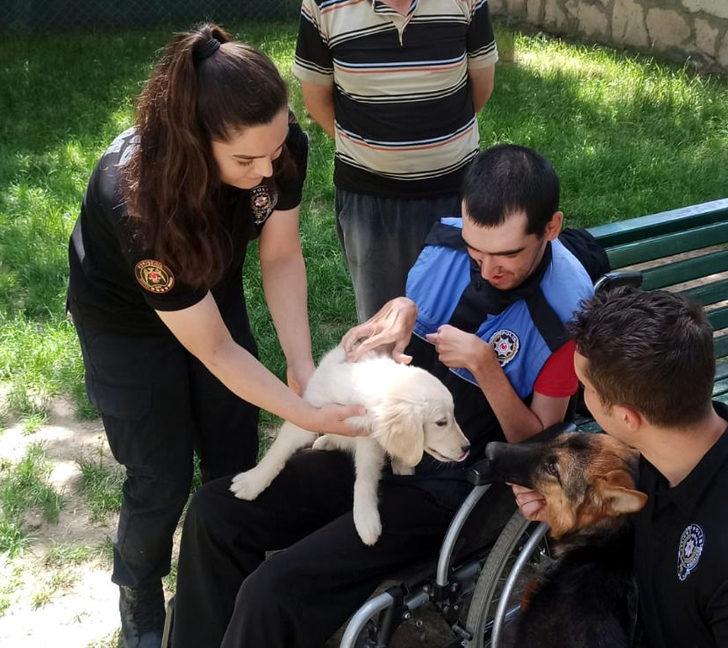 Eskişehirli engelli genç, üniforma giyip bir günlüğüne polis oldu G2