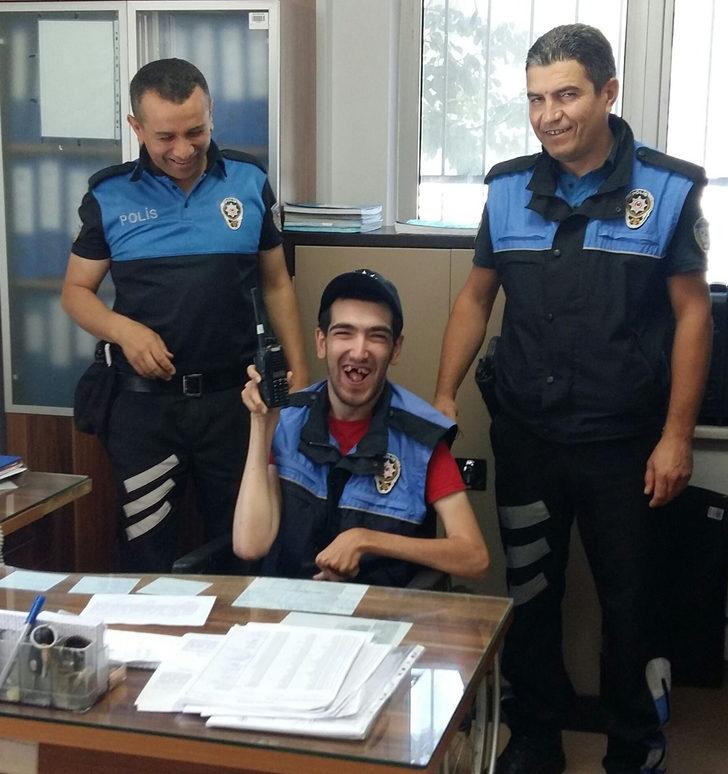 Eskişehirli engelli genç, üniforma giyip bir günlüğüne polis oldu G3