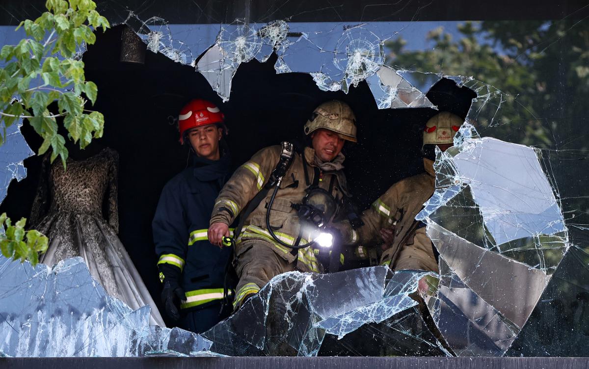Fatih'te gelinlik&ccedil;ide &ccedil;ıkan yangında mahsur kalanlar kurtarıldı