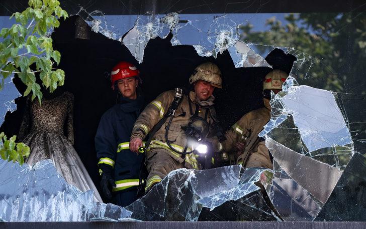 Fatih'te gelinlikçide çıkan yangında mahsur kalanlar kurtarıldı G1