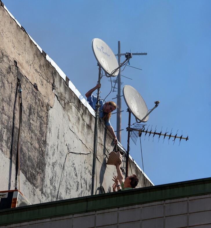 Fatih'te gelinlikçide çıkan yangında mahsur kalanlar kurtarıldı G3