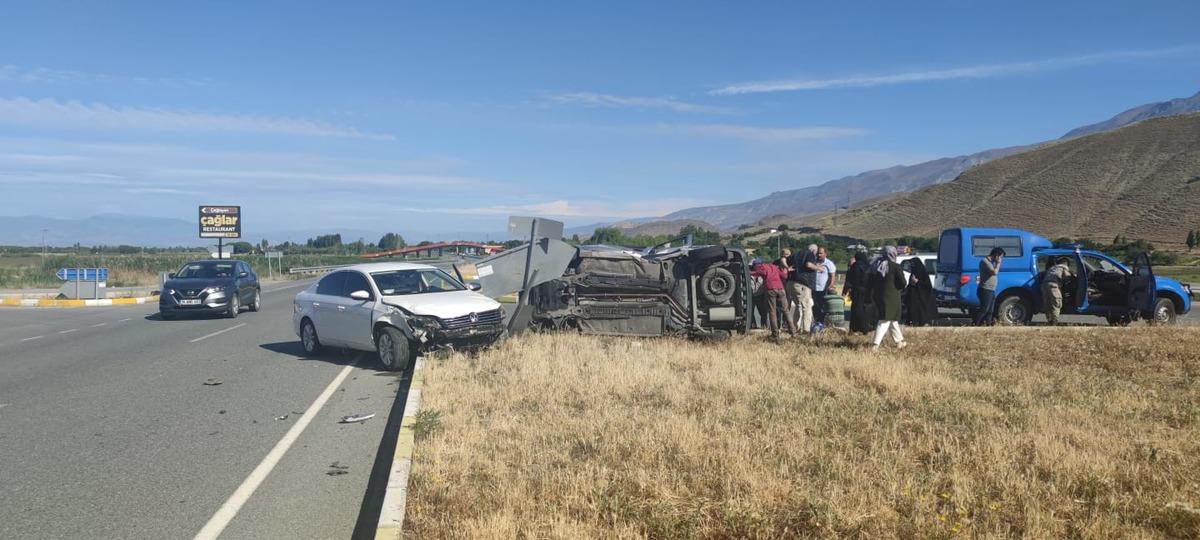 Erzincan'da otomobille hafif ticari ara&ccedil; &ccedil;arpıştı, biri &ccedil;ocuk 5 kişi yaralandı