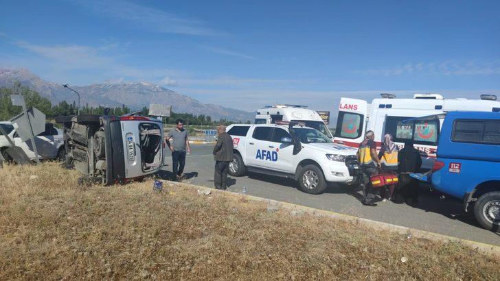 Erzincan'da otomobille hafif ticari araç çarpıştı, biri çocuk 5 kişi yaralandı G3