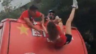 Kadın fotoğrafçı Nuri Margui, dengesini kaybetti! Takım otobüsünden düşmekten son anda kurtuldu