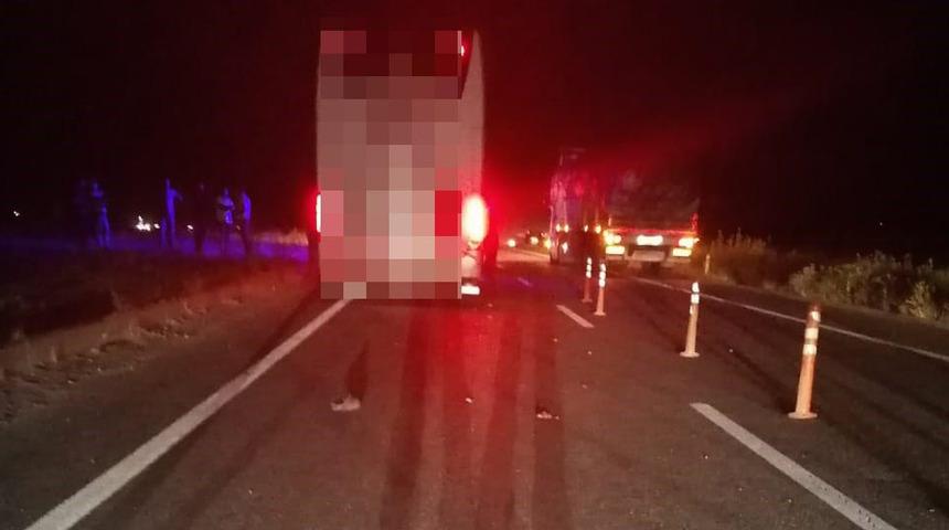 Korkunç! Kaza sonrası aracını kontrol eden TIR şoförü, otobüsün altında kalarak öldü