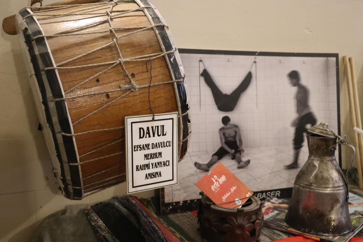 Edirneli esnaflar d&uuml;kkanlarında sergiledikleri objelerle Tarihi Kırkpınar Yağlı G&uuml;reşleri'ni tanıtıyor