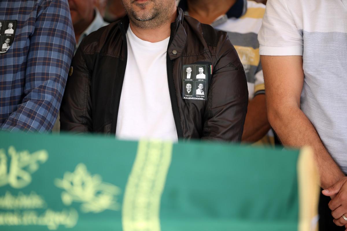 İtalya'daki helikopter kazasında yaşamını yitiren İlker U&ccedil;ak'ın cenazesi Kocaeli'de defnedildi