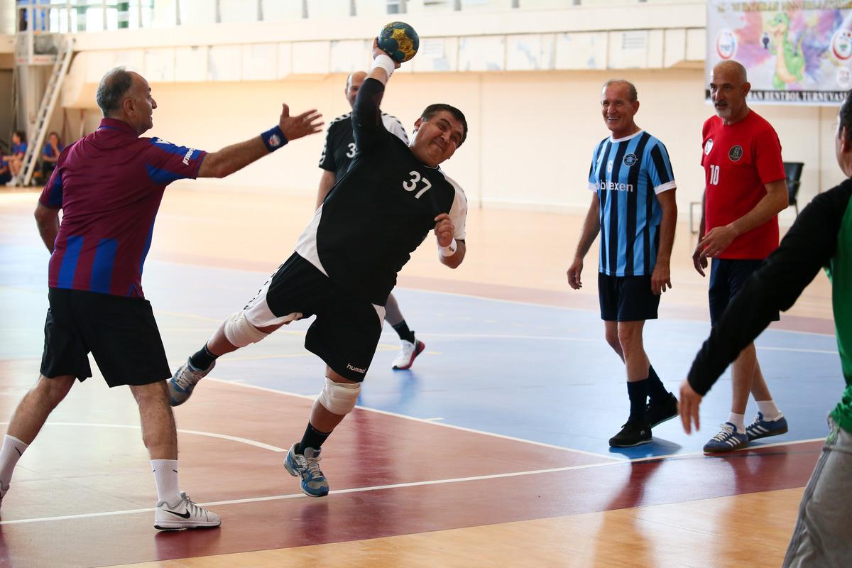 Veteran Hentbol Turnuvası İzmir'de başladı