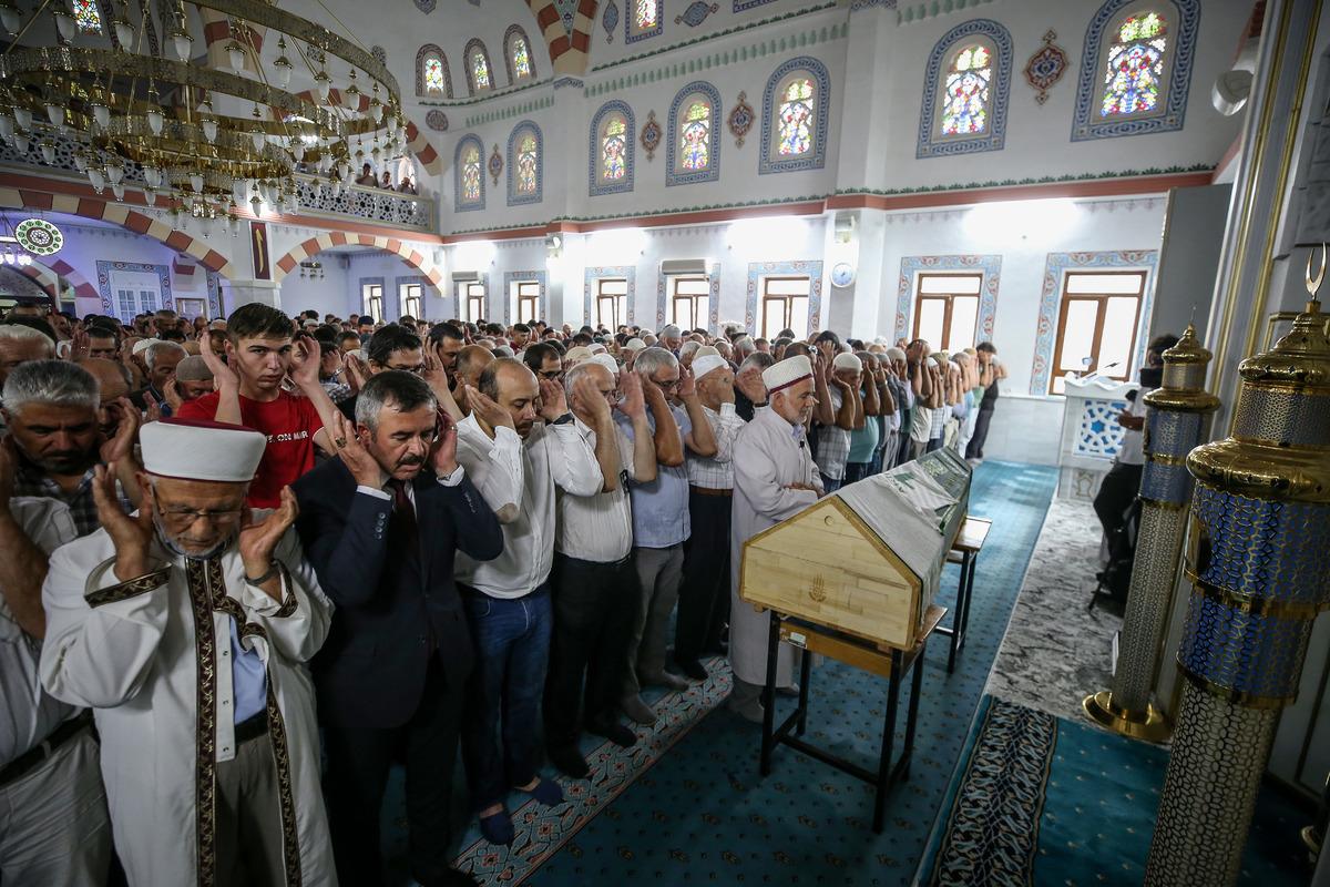 İtalya'daki helikopter kazasında yaşamını yitiren Arif Cez'in cenazesi Bursa'da defnedildi