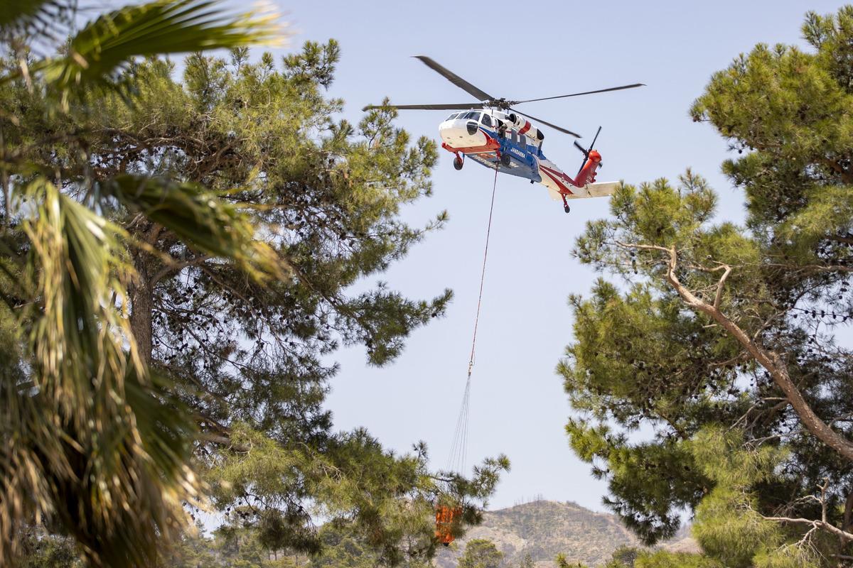 Marmaris'teki orman yangınına jandarma 12 helikopterle hava g&uuml;c&uuml; desteği veriyor