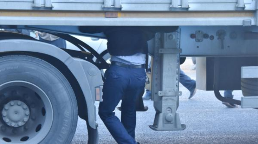 Tır Dorsesinin Altında Kalan Şof&ouml;r Feci Şekilde Hayatını kaybetti