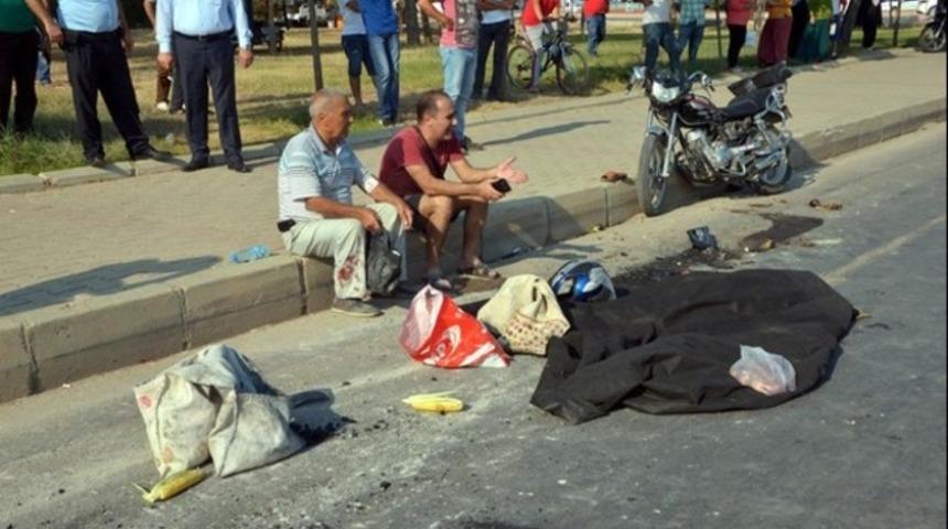 Adana'da feci kaza! Yaşlı &ccedil;ifte motosiklet &ccedil;arptı