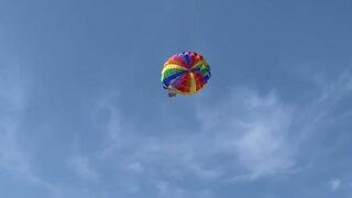 Deniz paraşütü keyfi kötü bitti! Anne ve 2 çocuğu havada askıda kaldı, herkes seferber oldu