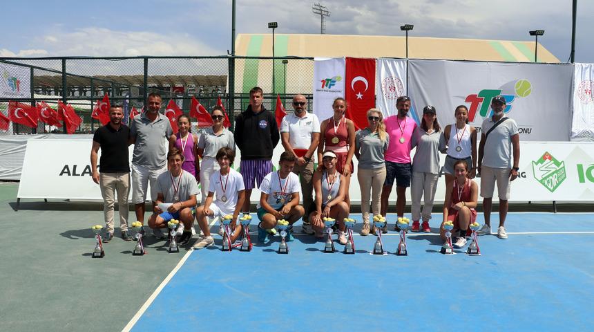 Iğdır'da düzenlenen Kayısı Cup Tenis Turnuvası sona erdi