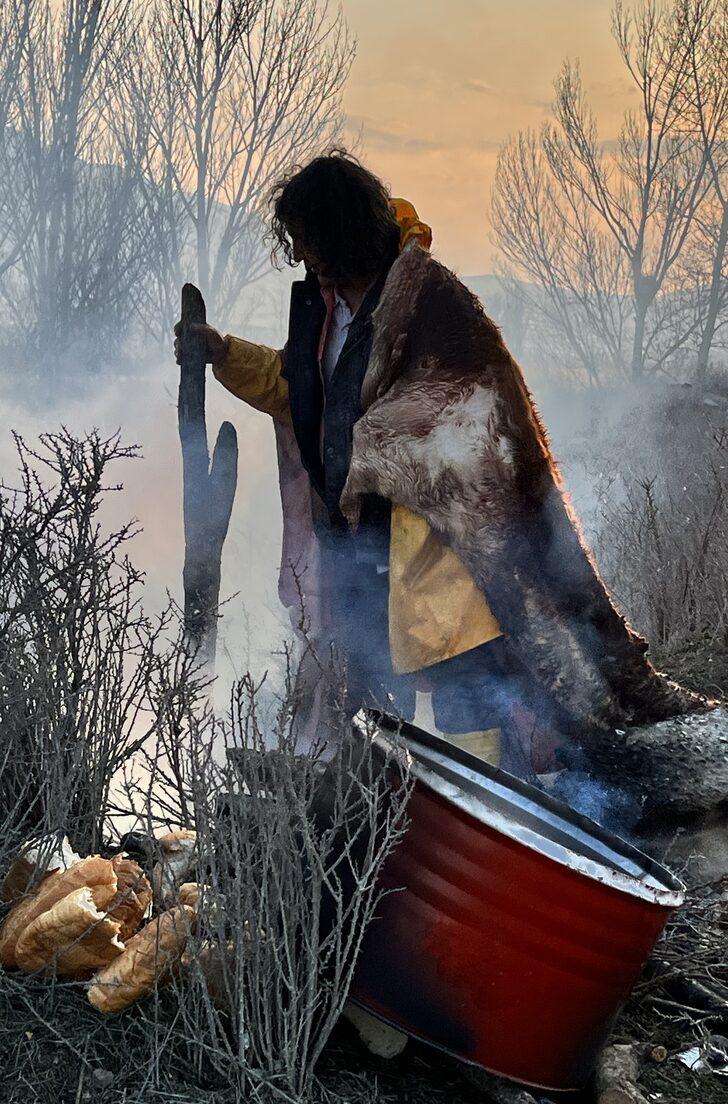 Hayvan postu giyen dekan çöplükte dolaşarak savaşların etkisine dikkati çekti G1