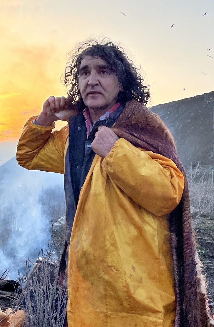 Hayvan postu giyen dekan çöplükte dolaşarak savaşların etkisine dikkati çekti G3