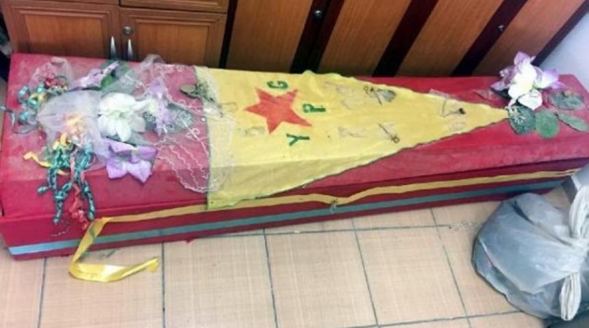Siirt'te k&ouml;y camisinde YPG tabutu bulundu