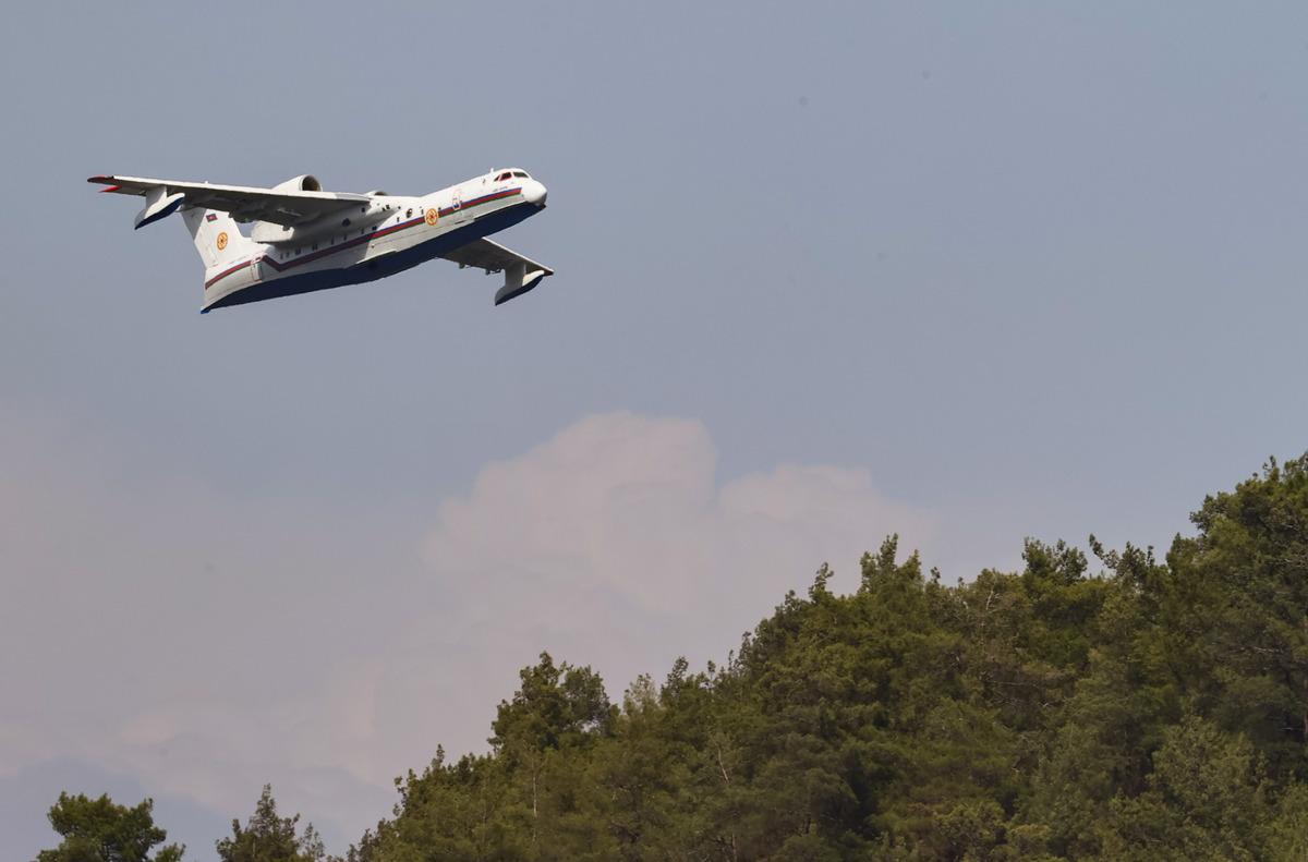 Azerbaycan'dan gelen amfibi u&ccedil;ak, Marmaris'teki orman yangınına m&uuml;dahale ediyor
