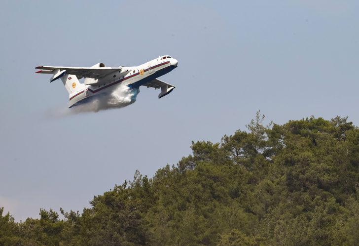 Azerbaycan'dan gelen amfibi uçak, Marmaris'teki orman yangınına müdahale ediyor G3