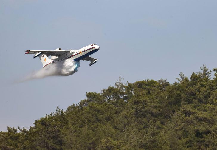 Azerbaycan'dan gelen amfibi uçak, Marmaris'teki orman yangınına müdahale ediyor G5