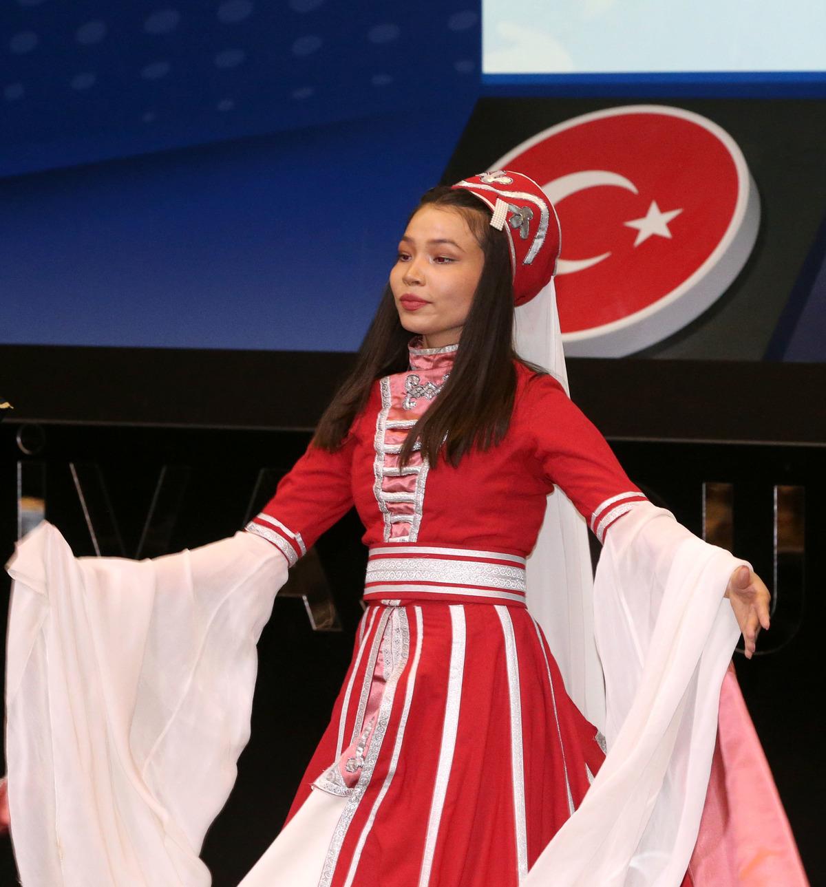 Sivas'ta eğitim g&ouml;ren yabancı &ouml;ğrenciler halay &ccedil;ekip t&uuml;rk&uuml; s&ouml;yledi