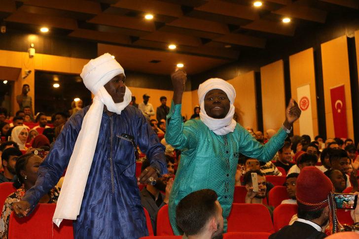 Sivas'ta eğitim gören yabancı öğrenciler halay çekip türkü söyledi G2