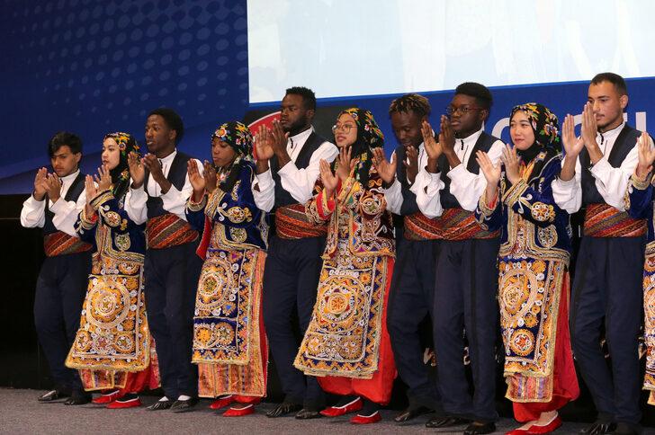 Sivas'ta eğitim gören yabancı öğrenciler halay çekip türkü söyledi G3