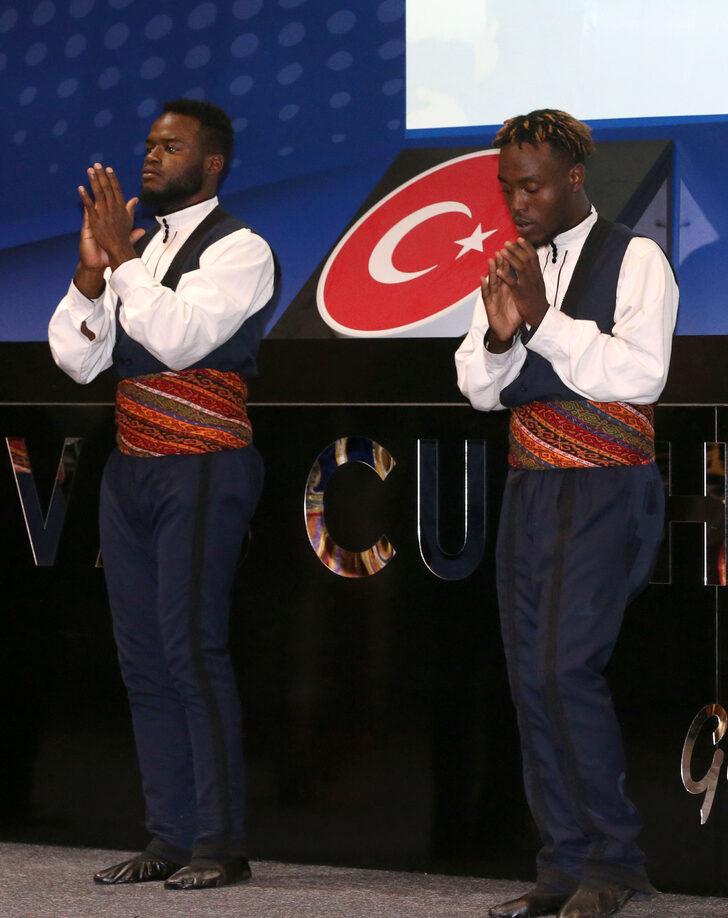 Sivas'ta eğitim gören yabancı öğrenciler halay çekip türkü söyledi G4