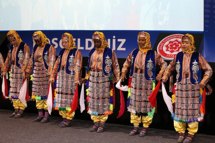 Sivas'ta eğitim gören yabancı öğrenciler halay çekip türkü söyledi G5