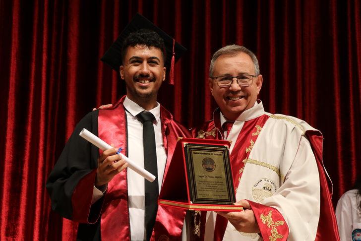 TÜ Rektörü, yeni mezun meslektaşlarına "en iyi ilacın güler yüz olduğu" tavsiyesinde bulundu: G1