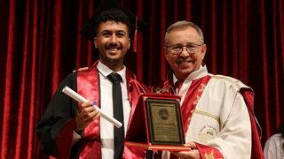 TÜ Rektörü, yeni mezun meslektaşlarına en iyi ilacın güler yüz olduğu tavsiyesinde bulundu: