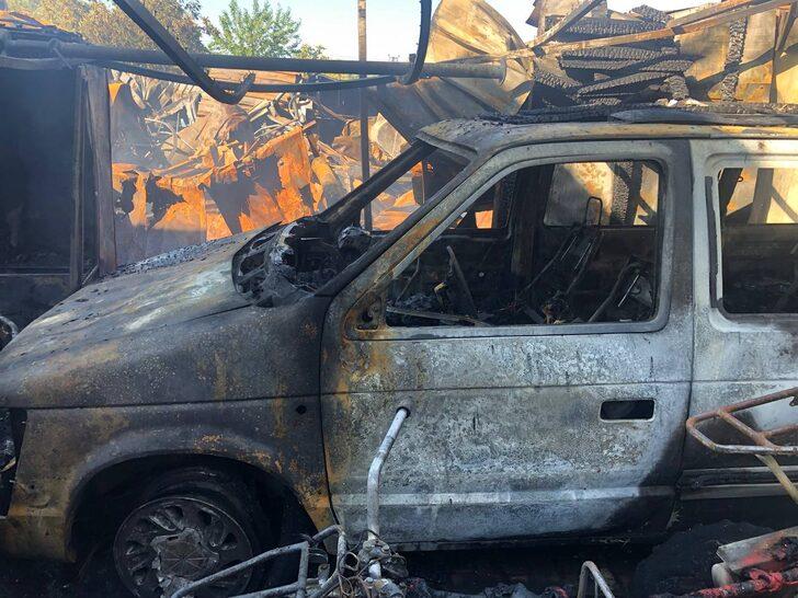 Bursa'da boya dolum deposunda yangın çıktı G3