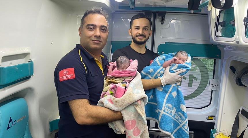 Ambulansta dünyaya getirdiği ikizlerine sağlık ekibinin ismini verdi